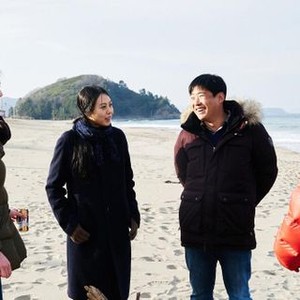 ON THE BEACH AT NIGHT ALONE, (AKA BAMUI HAEBYUN-EOSEO HONJA), CENTER: MIN-HEE KIM, 2017. ©CINEMA GUILD