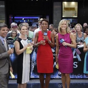 Good Morning America, from left: George Stephanopoulos, Sara Haines, Robin Roberts, Lara Spencer, Ginger Zee, 11/03/1975, ©ABC