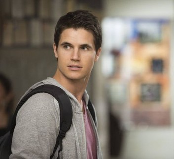 Robbie Amell 2014