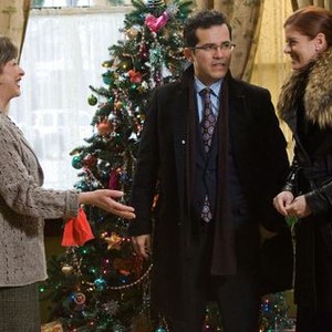 NOTHING LIKE THE HOLIDAYS, from left: Elizabeth Pena, John Leguizamo, Debra Messing, 2008. ©Overture Films