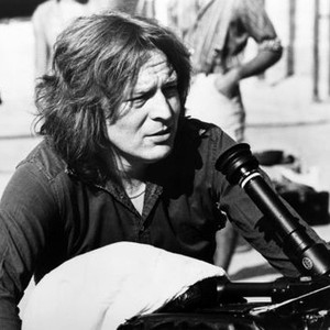 MIDNIGHT EXPRESS, Director Alan Parker observes rehearsal on set, 1978 © Colombia Tristar Pictures /