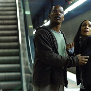Max (JAMIE FOXX) and Annie (JADA PINKETT SMITH) desperately try to escape from a contract killer who is hot on their trail.