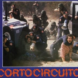 SHORT CIRCUIT, Alley Sheedy (pointing), Steve Guttenberg (pink shirt), G.W. Bailey (bullhorn), Austin Pendleton (in truck), 1986, (c) TriStar