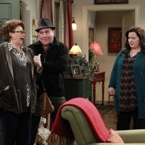 Mike and Molly, Rondi Reed (L), Louis Mustillo (C), Melissa McCarthy (R), 09/20/2010, ©CBS