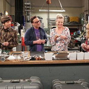 The Big Bang Theory, from left: Simon Helberg, Johnny Galecki, Kaley Cuoco, Briana Cuoco, 'The Solder Excursion Diversion', Season 9, Ep. #19, 03/31/2016, ©KSITE