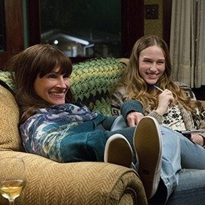 (L-R) Julia Roberts as Jess and Zoe Graham Carolyn Cobb in "Secret in Their Eyes."