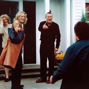 MEET THE PARENTS, from left: Blythe Danner (rear), Teri Polo, Robert De Niro, Ben Stiller (back to camera), 2000, © Universal