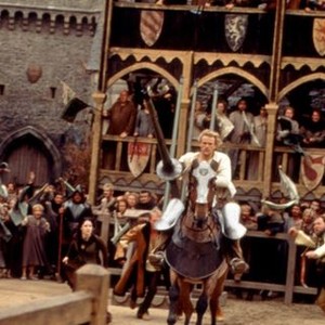 A KNIGHT'S TALE, (background l-r): Laura Fraser, Paul Bettany, Mark Addy, (foreground): Heath Ledger, 2001, (c)Columbia Pictures