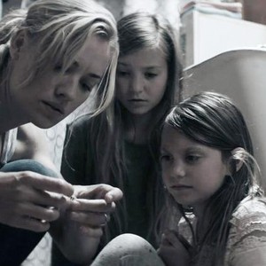 HE'S OUT THERE, L-R: YVONNE STRAHOVSKI, ANNA PNIOWSKY, ABIGAIL PNIOWSKY, 2018. © VERTICAL ENTERTAINMENT