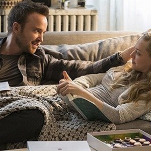 (L-R) Aaron Paul as Cameron and Amanda Seyfried as Katie Davis in "Fathers and Daughters."