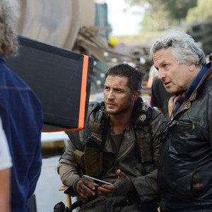 MAD MAX: FURY ROAD, from left: Tom Hardy, director George Miller, on set, 2015. ph: Jasin Boland/©Warner Bros.