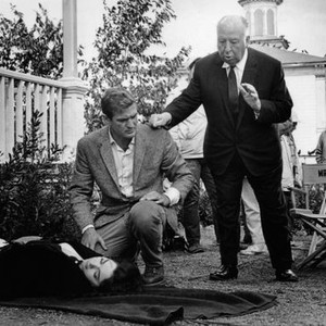 THE BIRDS, from left, Suzanne Pleshette, Rod Taylor, Alfred Hitchcock, 1963