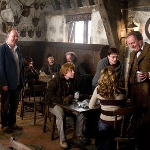 HARRY POTTER AND THE HALF-BLOOD PRINCE, front, from left: director David Yates, Rupert Grint, Emma Watson (from behind), Daniel Radcliffe (standing, second from right), Jim Broadbent, on set, 2009. ph: Jaap Buitendijk/©Warner Bros.