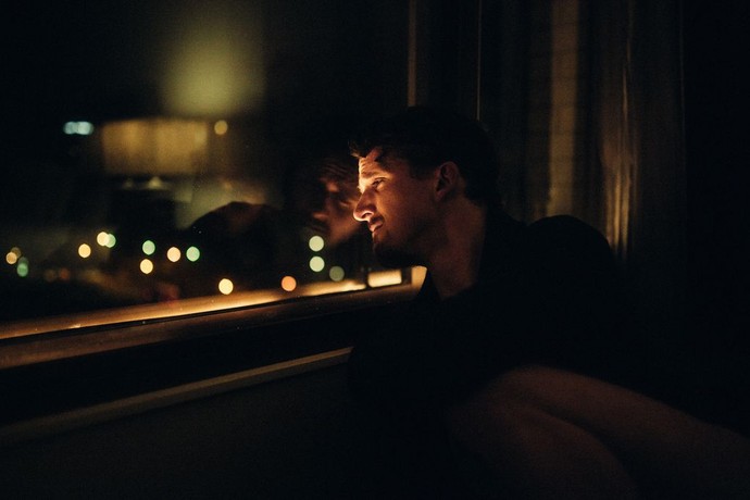 飯店房間的幽暗：同志演員直面心魔，In the Room Where He Waits