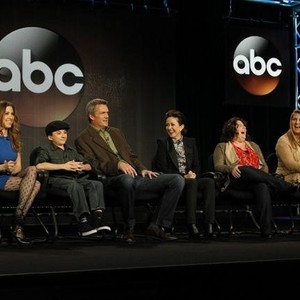The Middle, from left: Eden Sher, Atticus Shaffer, Neil Flynn, Patricia Heaton, Eileen Heisler, DeAnn Heline, 09/30/2009, ©ABC
