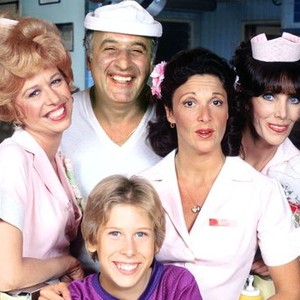 Polly Holliday, Vic Tayback, Linda Lavin, Beth Howland (back row, from left); Philip McKeon (front row)