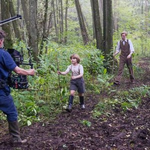 GOODBYE CHRISTOPHER ROBIN, WILL TILSTON (CENTER), DOMHNALL GLEESON (RIGHT), ON SET, 2017. PH: DAVID APPLEBY/TM & COPYRIGHT © FOX SEARCHLIGHT PICTURES. ALL RIGHTS RESERVED.