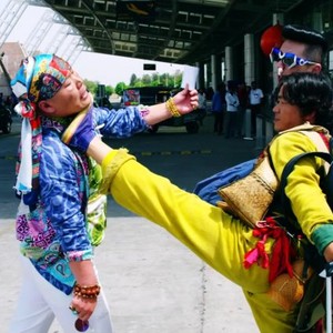 BUDDIES IN INDIA, WANG BAOQIANG (IN YELLOW), 2017. © CHINA LION FILM DISTRIBUTION