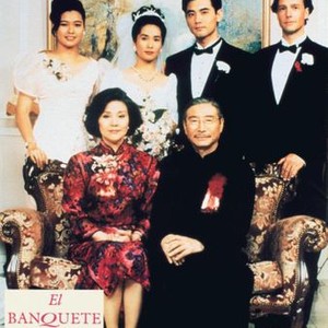 THE WEDDING BANQUET, (aka XI YAN, aka EL BANQUETE DE BODA), seated from left: Ah Lei Gua, Sihung Lung, stand from second left: May Chin, Winston Chao, Mitchell Lichtenstein, 1993, © Samuel Goldwyn