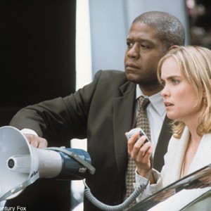 Capt. Ramey (Forest Whitaker) and Kelly (Radha Mitchell) try to coax Stu out of the phone booth. photo 18