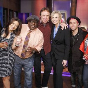 Hollywood Game Night, from left: Niecy Nash, Ming-Na Wen, Cedric The Entertainer, Kevin Nealon, Jane Lynch, Pete Wentz, 'Cedric Gives Niecy a Hand', Season 3, Ep. #10, 09/08/2015, ©NBC