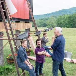 THREE BILLBOARDS OUTSIDE EBBING, MISSOURI, FROMT, FROM LEFT: FRANCES MCDORMAND, PETER DINKLAGE, DIRECTOR MARTIN MCDONAGH, ON SET, 2017. PH: MERRICK MORTON/TM & COPYRIGHT © FOX SEARCHLIGHT PICTURES. ALL RIGHTS RESERVED.