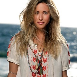 Gillian Zinser as Ivy
