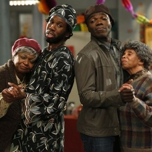 Mike and Molly, from left: Hattie Winston, Nyambi Nyambi, Reno Wilson, Phyllis Applegate, 'Thanksgiving Is Cancelled', Season 3, Ep. #7, 11/19/2012, ©CBS