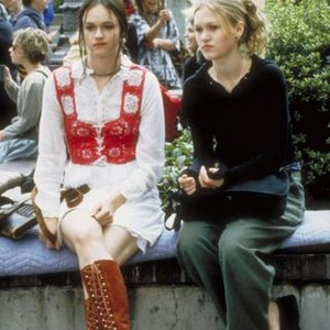 10 THINGS I HATE ABOUT YOU, from left: Susan May Pratt, Julia Stiles, 1999, © Buena Vista