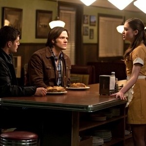 Supernatural, Jensen Ackles (L), Jared Padalecki (C), Julia Maxwell (R), 'Mommy Dearest', Season 6, Ep. #19, 04/29/2011, ©KSITE