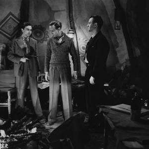 THE FORTY-NINTH PARALLEL, (aka THE INVADERS), from left: John Chandos, Leslie Howard, Eric Portman, 1941