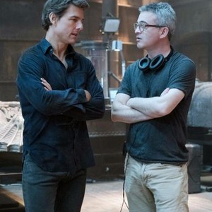 THE MUMMY, FROM LEFT: TOM CRUISE, DIRECTOR ALEX KURTZMAN, ON SET, 2017. PH: CHIABELLA JAMES/© UNIVERSAL PICTURES