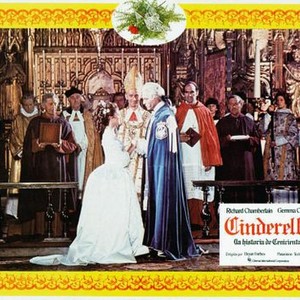 THE SLIPPER AND THE ROSE: THE STORY OF CINDERELLA, (aka CINDERELLA (LA HISTORIA DE CENICIENTA), front from left: Gemma Craven, Geoffrey Bayldon (crown), Richard Chamberlain, 1976