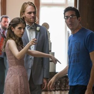 TABLE 19, L-R: ANNA KENDRICK, WYATT RUSSELL, DIRECTOR JEFFREY BLITZ ON SET, 2017. PH: JACE DOWNS/TM & COPYRIGHT © FOX SEARCHLIGHT PICTURES. ALL RIGHTS RESERVED.