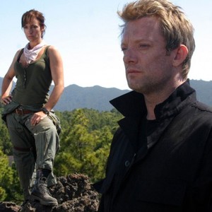 Primeval, Juliet Aubrey (L), Douglas Henshall (R), 'Episode 6', Season 1, Ep. #6, 03/17/2007, ©BBCAMERICA