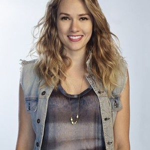 Tori Anderson as Evie Callahan