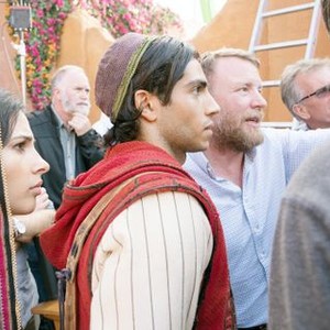 ALADDIN, FROM LEFT: NAOMI SCOTT, MENA MASSOUD, DIRECTOR GUY RITCHIE, ON SET, 2019. PH: DANIEL SMITH/© WALT DISNEY STUDIOS MOTION PICTURES