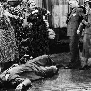 MAN ON THE FLYING TRAPEZE, Grady Sutton (on floor), Vera Lewis, Kathleen Howard, W.C. Fields, Mary Brian, 1935