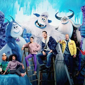 SMALLFOOT, FROM LEFT: ELY HENRY, VOICE OF FLEEM, LEBRON JAMES, VOICE OF GWANGI, YARA SHAHIDI, VOICE OF BRENDA, ZENDAYA, VOICE OF MEECHEE, CHANNING TATUM, VOICE OF MIGO, COMMON, VOICE OF STONEKEEPER, JAMES CORDEN, V: PERCY, JIMMY TATRO, V: THORP, GINA RODRIGUEZ, VOICE OF KOLKA, 2018. PH: BRIAN BOWEN SMITH/© WARNER BROS. PICTURES