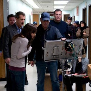 EDGE OF DARKNESS, Bojana Novakovic (front left), Mel Gibson (second from left), director Martin Campbell (center of frame), producer Graham King (right of monitor), on set, 2010. ph: Macall Polay/©Warner Bros. Pictures