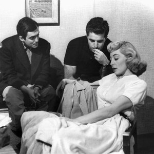 THE KILLING, director Stanley Kubrick, Vince Edwards, Marie Windsor on set, 1956