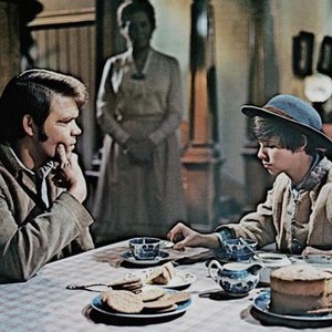 TRUE GRIT, from left, Glen Campbell, Edith Atwater, (back), Kim Darby, 1969
