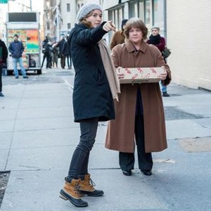 CAN YOU EVER FORGIVE ME?, FROM LEFT: DIRECTOR MARIELLE HELLER, MELISSA MCCARTHY AS LEE ISRAEL, ON SET, 2018. PH: MARY CYBULSKI/TM & COPYRIGHT © FOX SEARCHLIGHT PICTURES. ALL RIGHTS RESERVED.