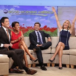 Good Morning America, from left: Josh Elliott, Robin Roberts, George Stephanopoulos, Lara Spencer, 11/03/1975, ©ABC