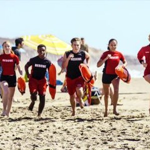 MALIBU RESCUE, (AKA MALIBU RESCUE: THE MOVIE), FROM LEFT: ABBY DONNELLY, ALKOYA BRUNSON, RICARDO HURTADO, BREANNA YDE, JACKIE R. JACOBSON, 2019. © NETFLIX