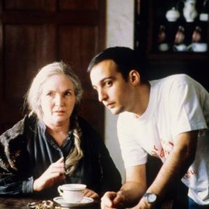 THE OTHERS, from left: Fionnula Flanagan, Director Alejandro Amenabar, on set, 2001. ©Dimension Films