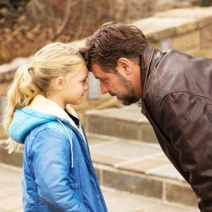FATHERS AND DAUGHTERS, (aka PADRI E FIGLIE), from left: Kylie Rogers, Russell Crowe, 2015. ph: Justin Lubin/© Vertical Entertainment