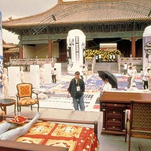 BIG SHOT'S FUNERAL, (aka DA WAN, aka DAI YUEN), foreground center from left: GE You, Rosamund KWAN, 2001. ©Sony Pictures Classics