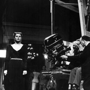 NOTORIOUS, Ingrid Bergman, Alfred Hitchock on set, 1946