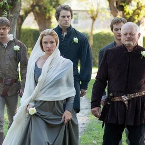 The White Queen, from left: Max Irons, Rebecca Ferguson, David Oakes, Robert Pugh, 'In Love With The King', Season 1, Ep. #1, 08/10/2013, ©STARZPR